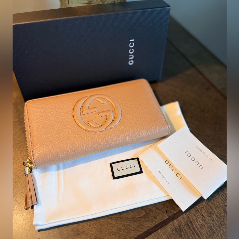 Gucci large zippy wallet !